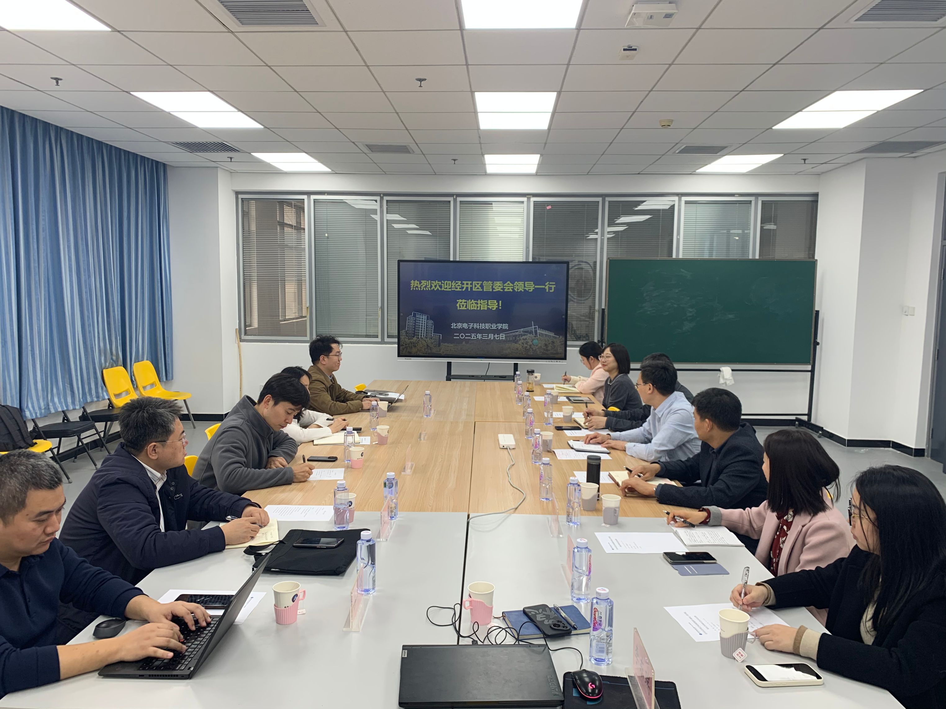 聚焦教育科技融合 市經開區信息技術產業局與思謀集團到校調研交流